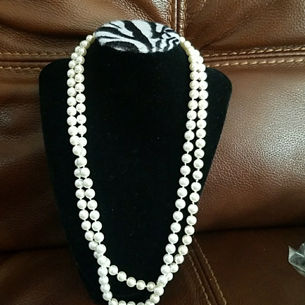 Long pearl necklace
